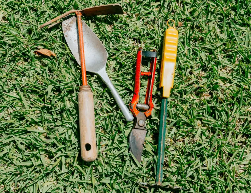 Gartenwerkzeug auf dem Rasen