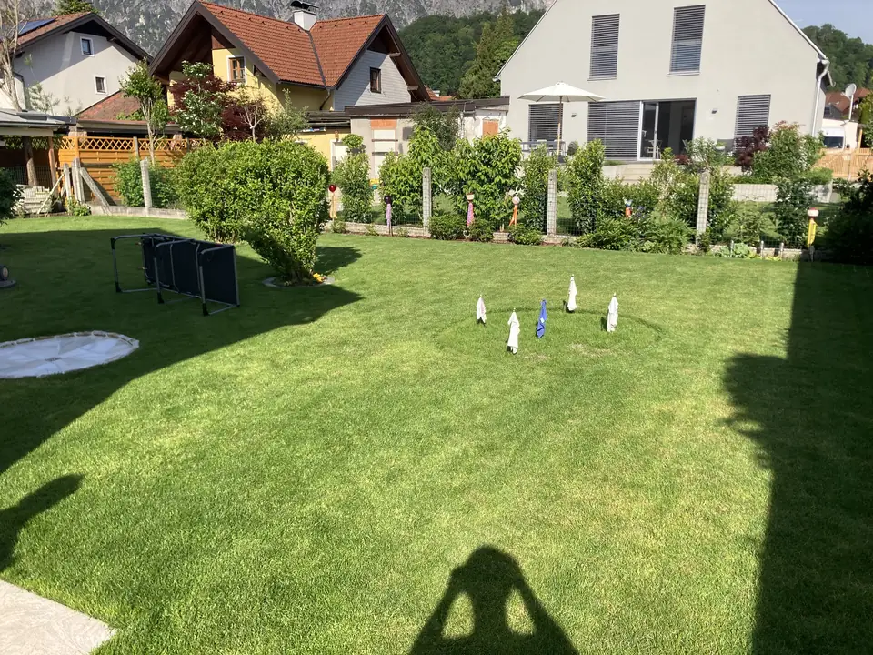 Gepflegter Rasen in einem Garten in Salzburg