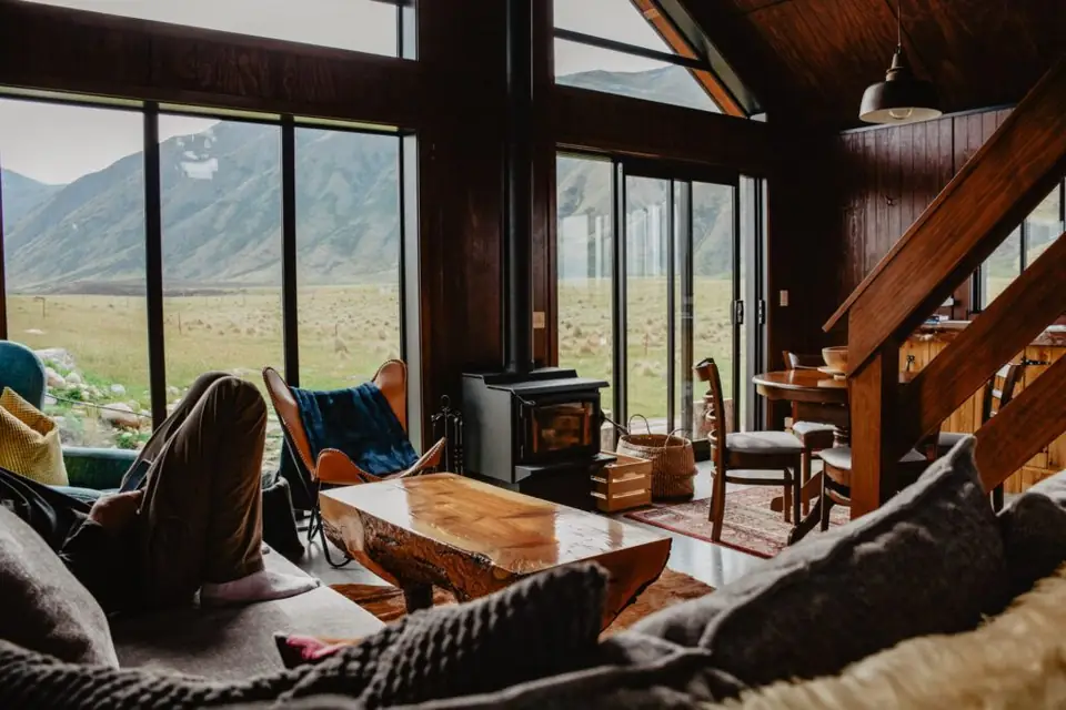 Gemütliches Wohnzimmer in einem Ferienhaus mit Bergblick